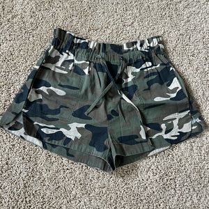 Nwt womens camo shorts, sz med
